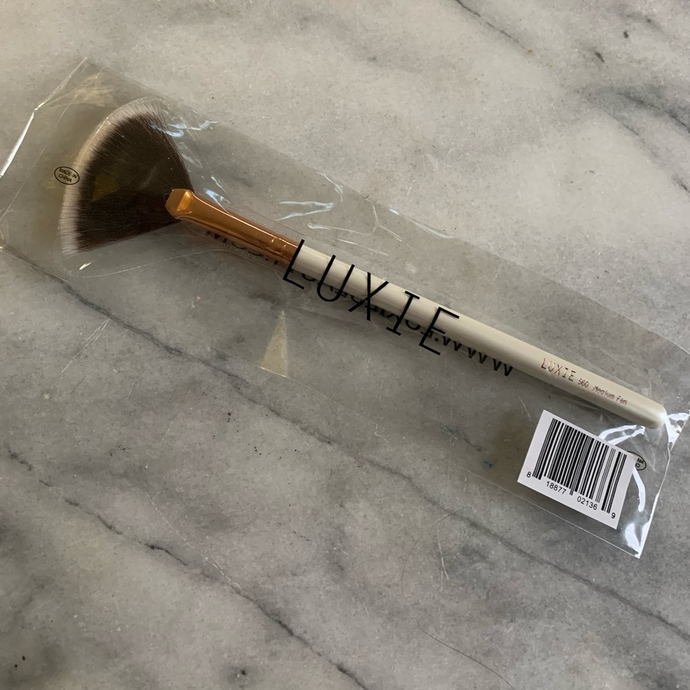 NWT Luxie Fan Brush